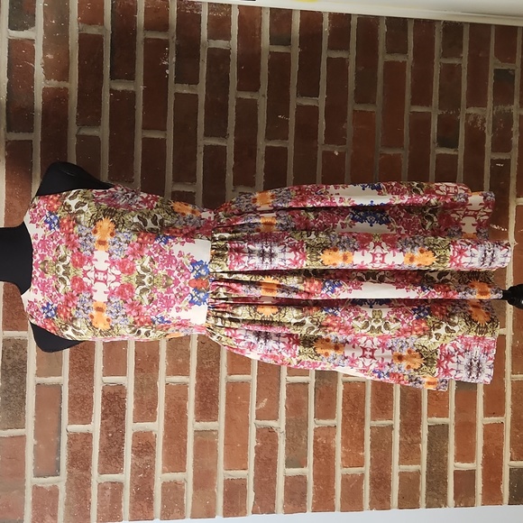 Maggy London Dresses & Skirts - ** Sale** Maggie London Size 4 Floral dress